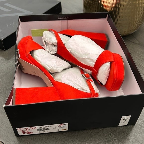 27 EDIT NATURALIZER Jae T-strap Sandal In Retro Poppy - Picture 2 of 12